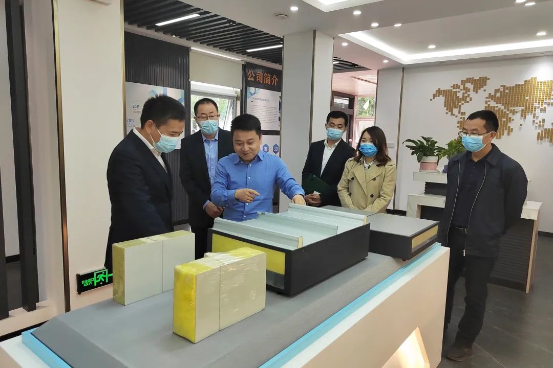 重慶市永川區(qū)委常委、副區(qū)長宋文到訪凈化彩鋼夾芯板廠家宏鑫源重慶金諾公司調(diào)研工作(圖5)