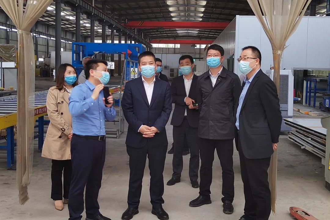 重慶市永川區(qū)委常委、副區(qū)長宋文到訪凈化彩鋼夾芯板廠家宏鑫源重慶金諾公司調(diào)研工作(圖7)
